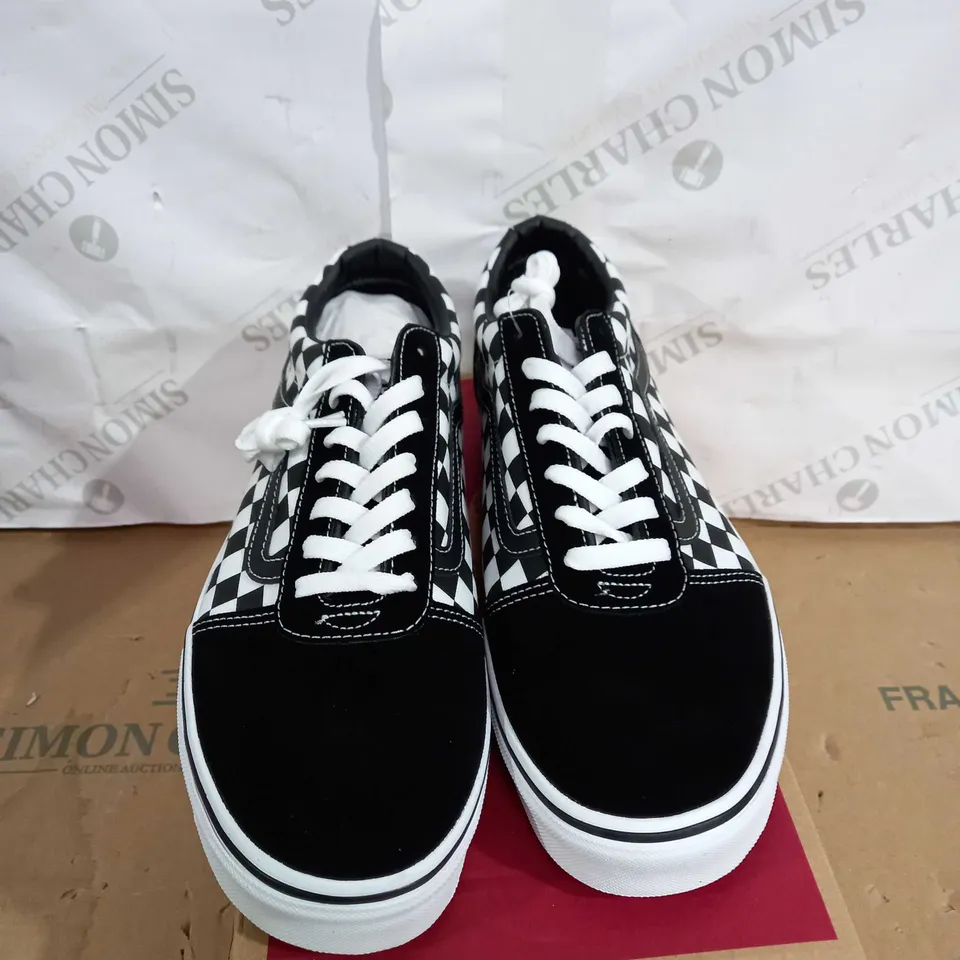 BOXED PAIR VANS WARD CHECKERED IN BLACK/WHITE SIZE 11