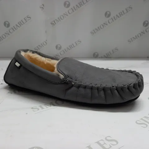 DKNY SLIP ON  SLIPPERS IN GREY - UK 8
