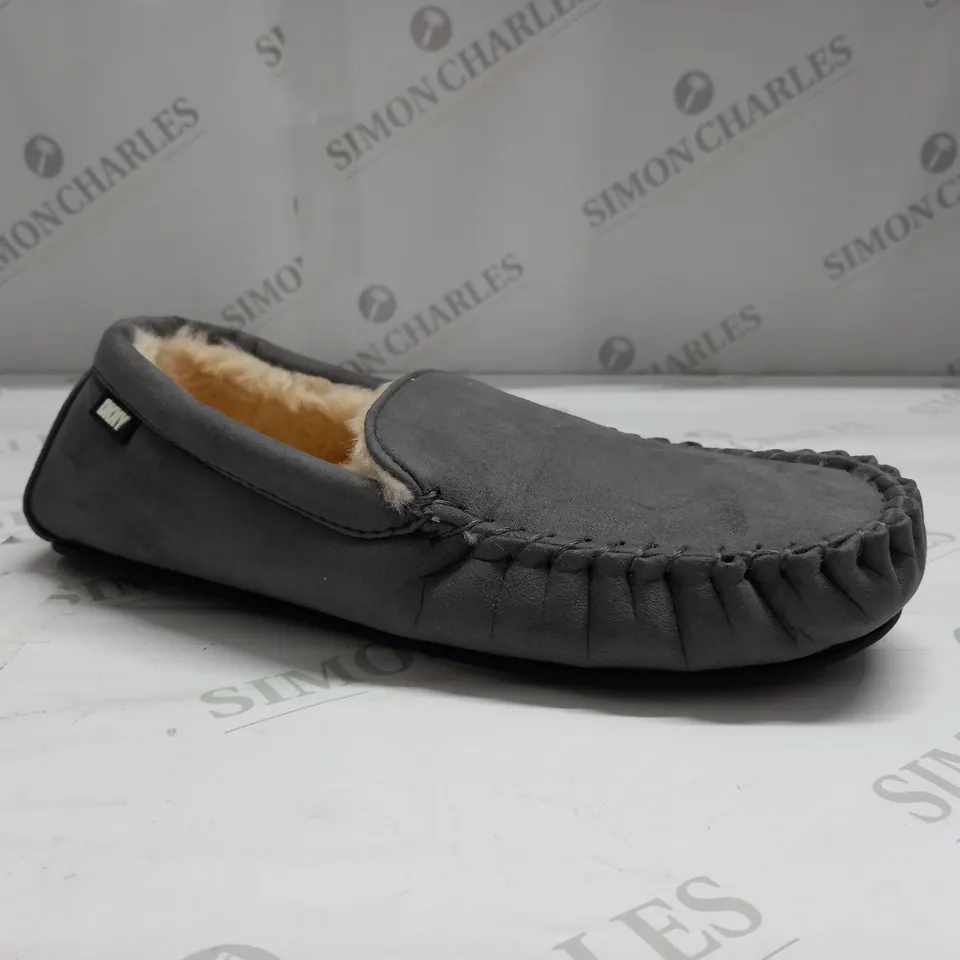 DKNY SLIP ON  SLIPPERS IN GREY - UK 8
