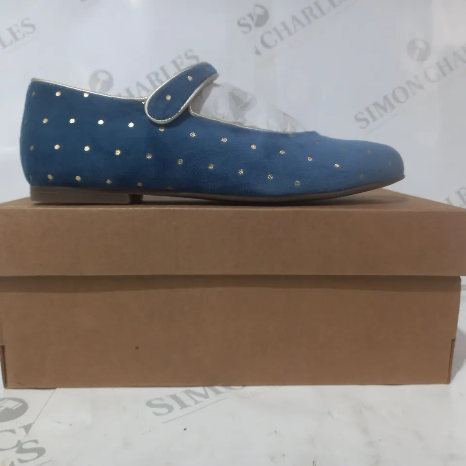 BOXED PAIR OF MINI BODEN VELVET MARY JANES KIDS SHOES IN BLUE EU SIZE 33