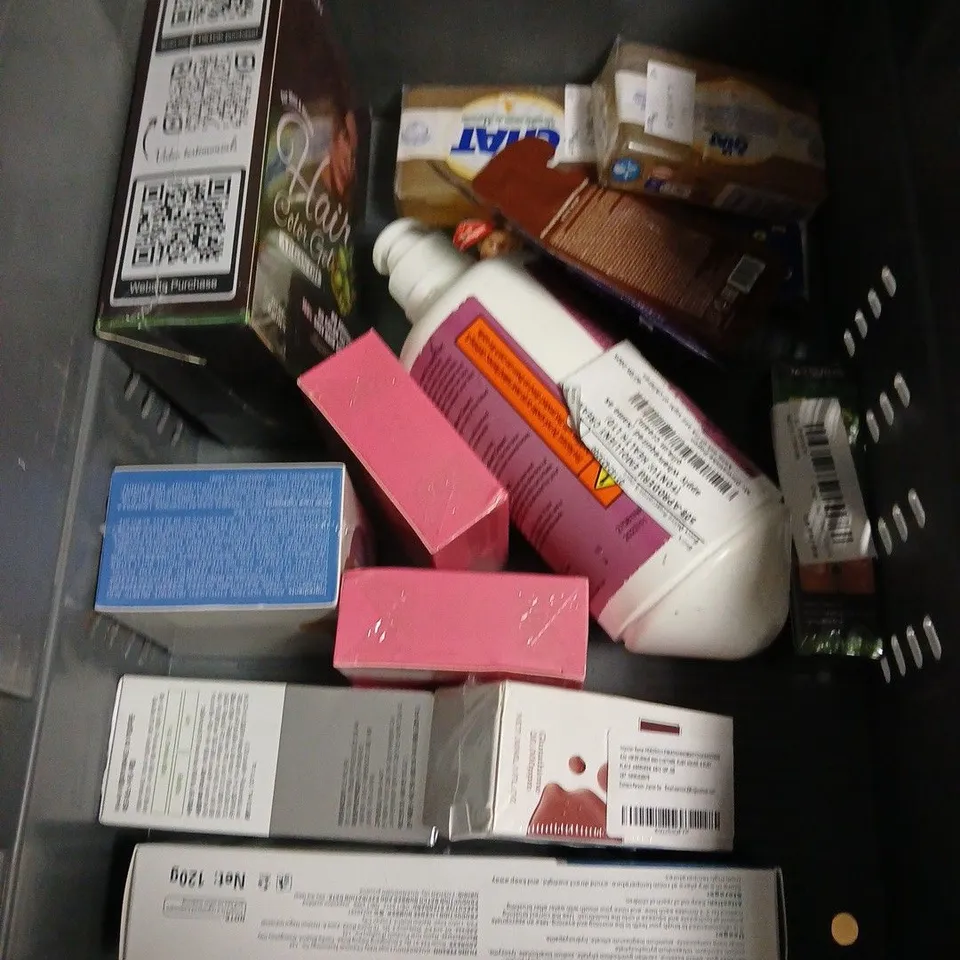 APPROXIMATELY 20 ASSORTED HEALTH & BEAUTY PRODUCTS TO INCLUDE OLAY VITAMIN CBRIGHTENING BODY LOTION, AKT KONJAC SPONGE, PIXI BROW TAMER, ETC