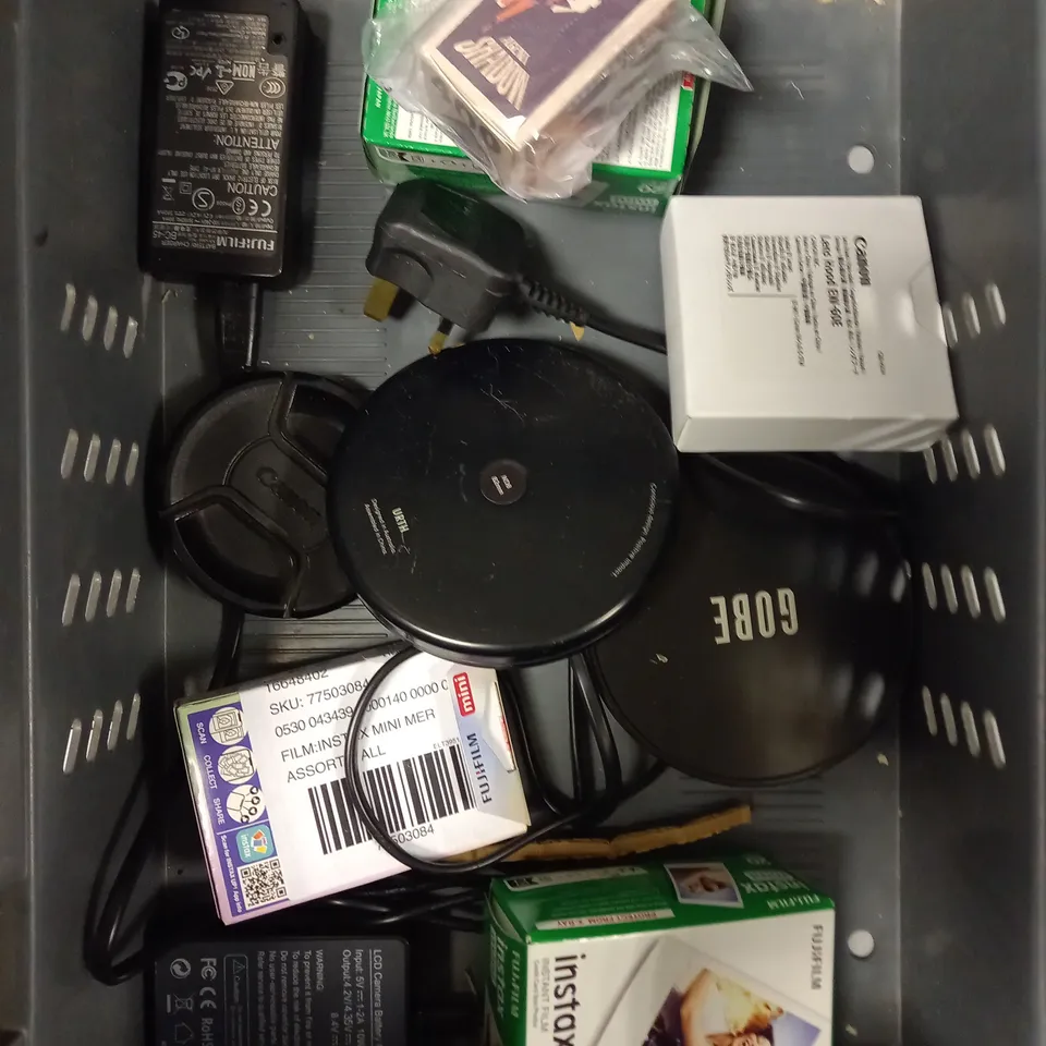 APPROXIMATELY 15 ASSORTED CAMERA PRODUCTS AND ACCESSORIES TO INCLUDE LENS, FILM, CHARGERS ETC 