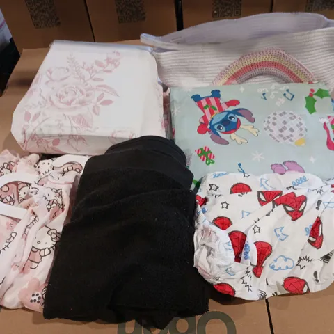 BOX OF APPROXIMATELY 15 ASSORTED BEDDING AND SOFT FURNISHING ITEMS TO INCLUDE - DUVET SETS, FITTED SHEETS, AND TOWELS ETC.