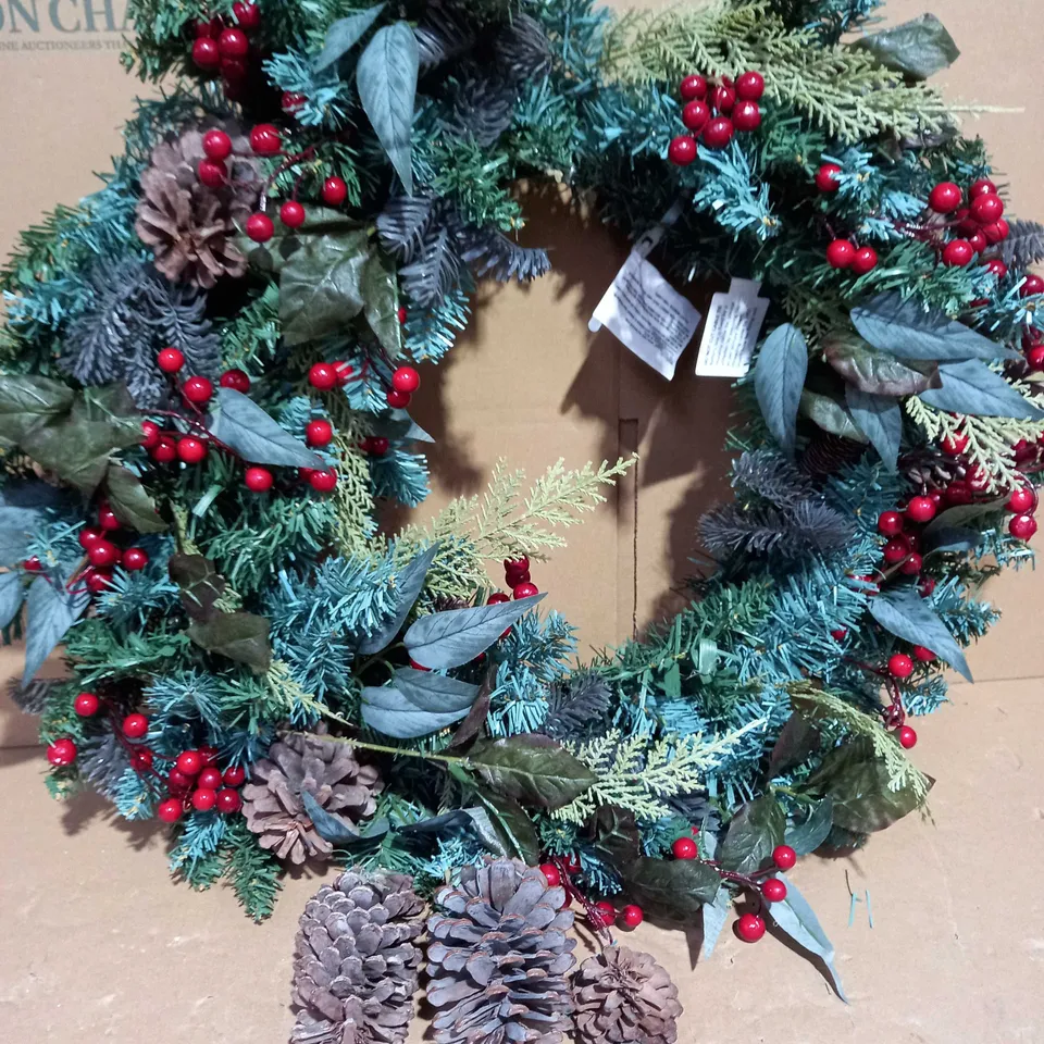 DESIGNER PRE-LIT RED BERRY CHRISTMAS WREATH - 80 CM RRP £44.99