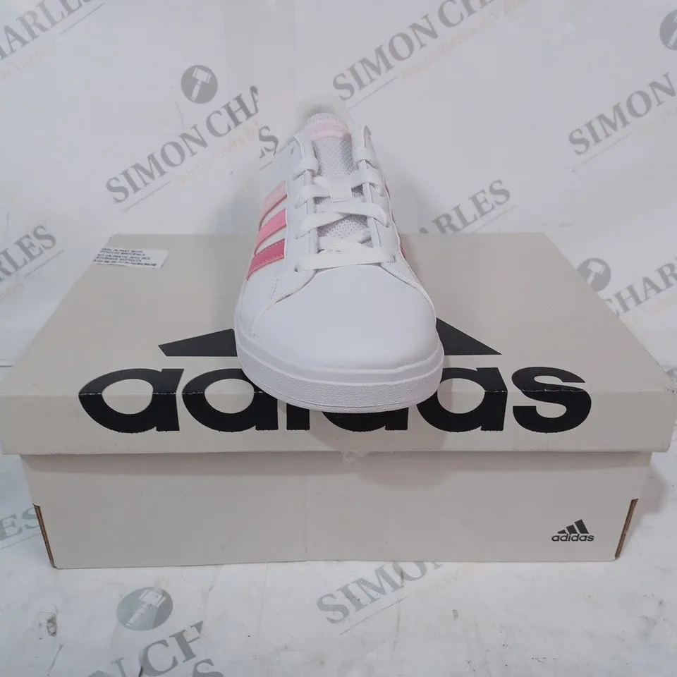 BOXED PAIR OF ADIDAS GRAND COURT 2.0 K SHOES IN WHITE/PINK UK SIZE 1