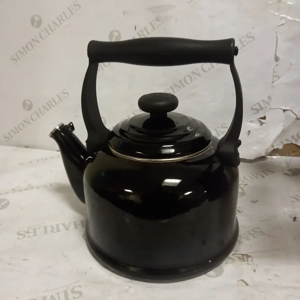 LE CREUSET TRADITIONAL STOVE-TOP KETTLE, 2.1 L, BLACK