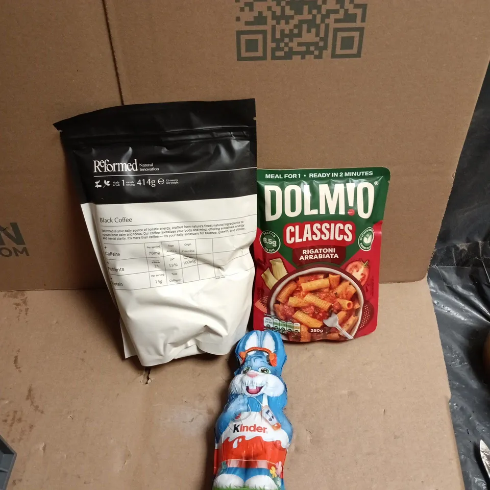APPROXIMATELY 12 ASSORTED FOOD AND DRINKS ITEMS TO INCLUDE - DOLMIO CLASSICS, REFORMED COFFEE BEANSW, KINDER BUNNY ETC 