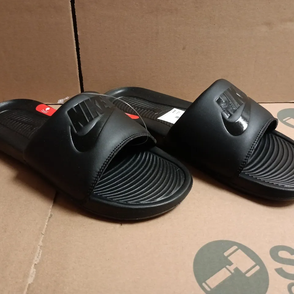 BOXED PAIR OF NIKE VICTORI ONE SLIDES IN BLACK SIZE UK 9