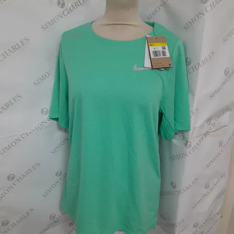 NIKE RUNNING TEE IN MINT GREEN SIZE S