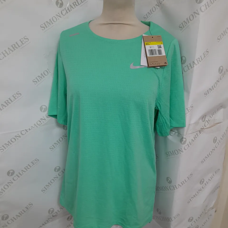 NIKE RUNNING TEE IN MINT GREEN SIZE S
