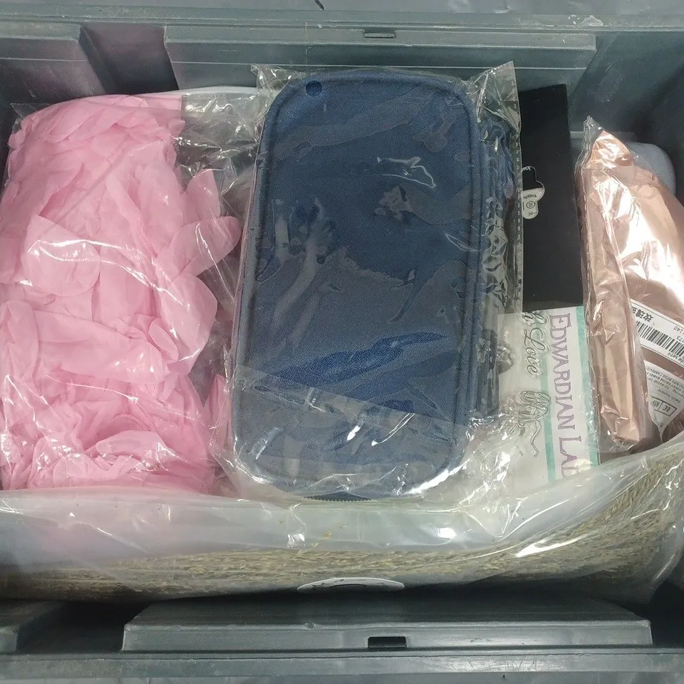 APPROXIMATELY 12 ASSORTED HOUSEHOLD ITEMS TO INCLUDE EDITORS KEYS, CAR VOLTAGE TESTER, DYLON FABRIC DYE, ETC