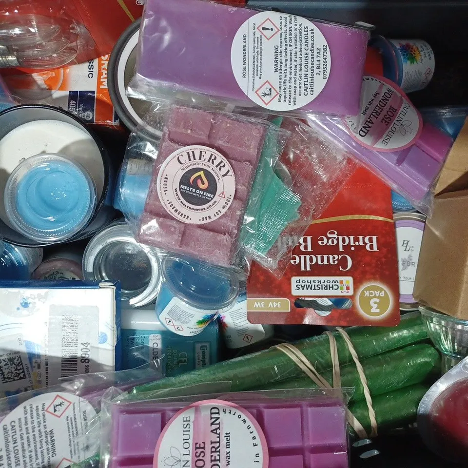 APPROXIMATELY 15 ASSORTED HOUSEHOLD ITEMS TO INCLUDE CANDLE BRIDGE BULBS, WAX MELTS, CELLO SCENT CUP, ETC