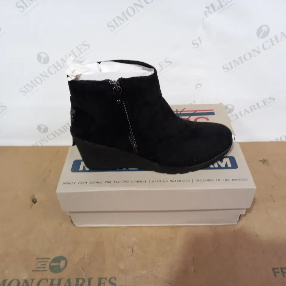 BOXED PAIR OF SKECHERS - SIZE 6