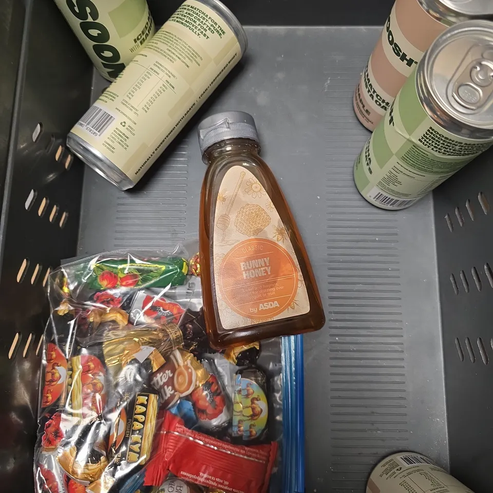 APPROXIMATELY 10 ASSORTED FOOD/DRINK PRODUCTS TO INCLUDE QUALITY STREET, FOX'S BISCUITS, HARIBO ETC 