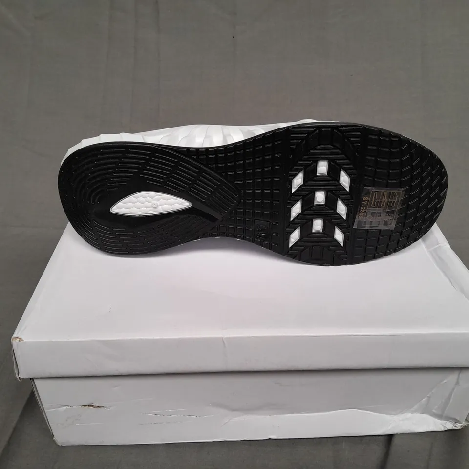 BOXED PAIR OF UNBRANDED BLACK/WHITE SLIP ON TRAINERS SIZE 8