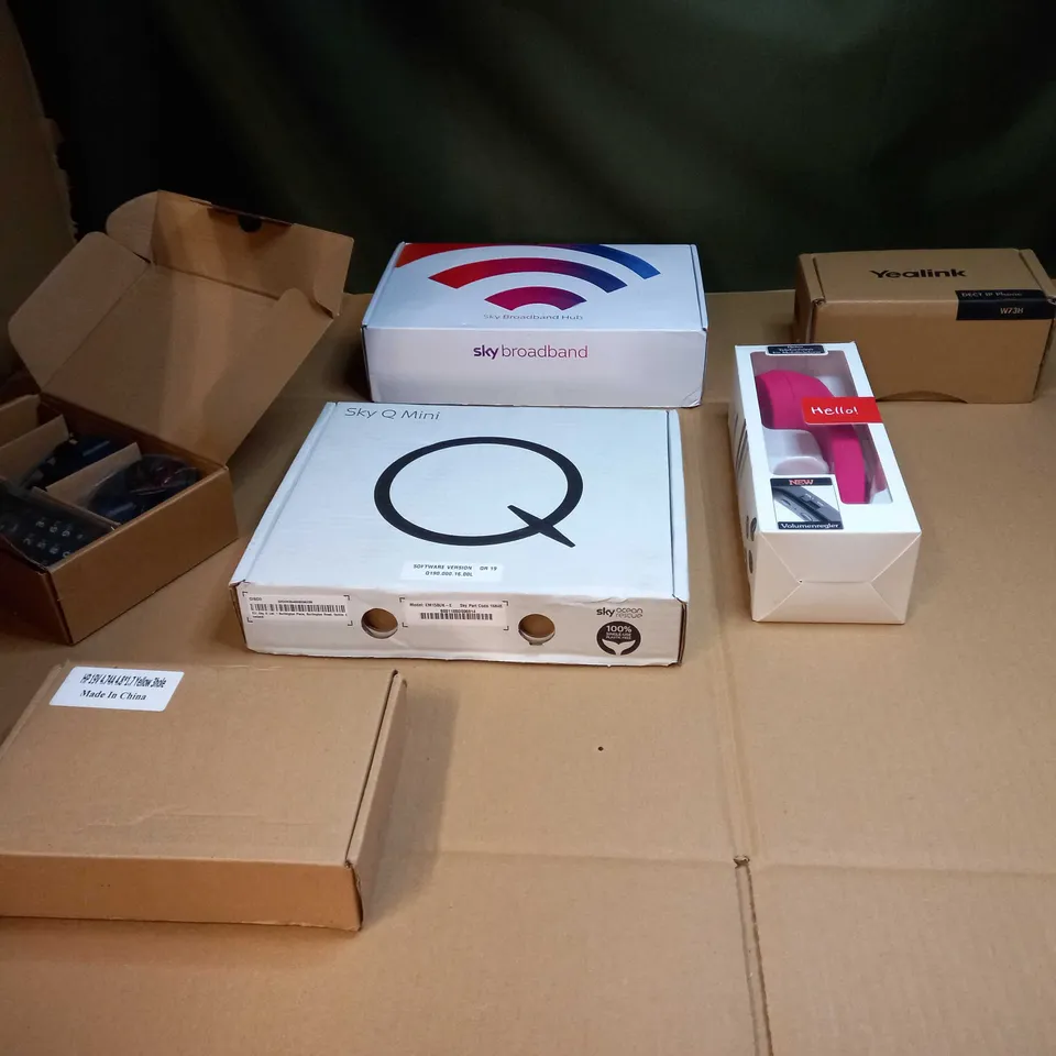 LOT OF APPROX 6 BOXED ASSORTED HOUSEHOLD ITEMS TO INCLUDE: SKY BROADBAND HUB, SKY Q MINI, RETRO HANDSET