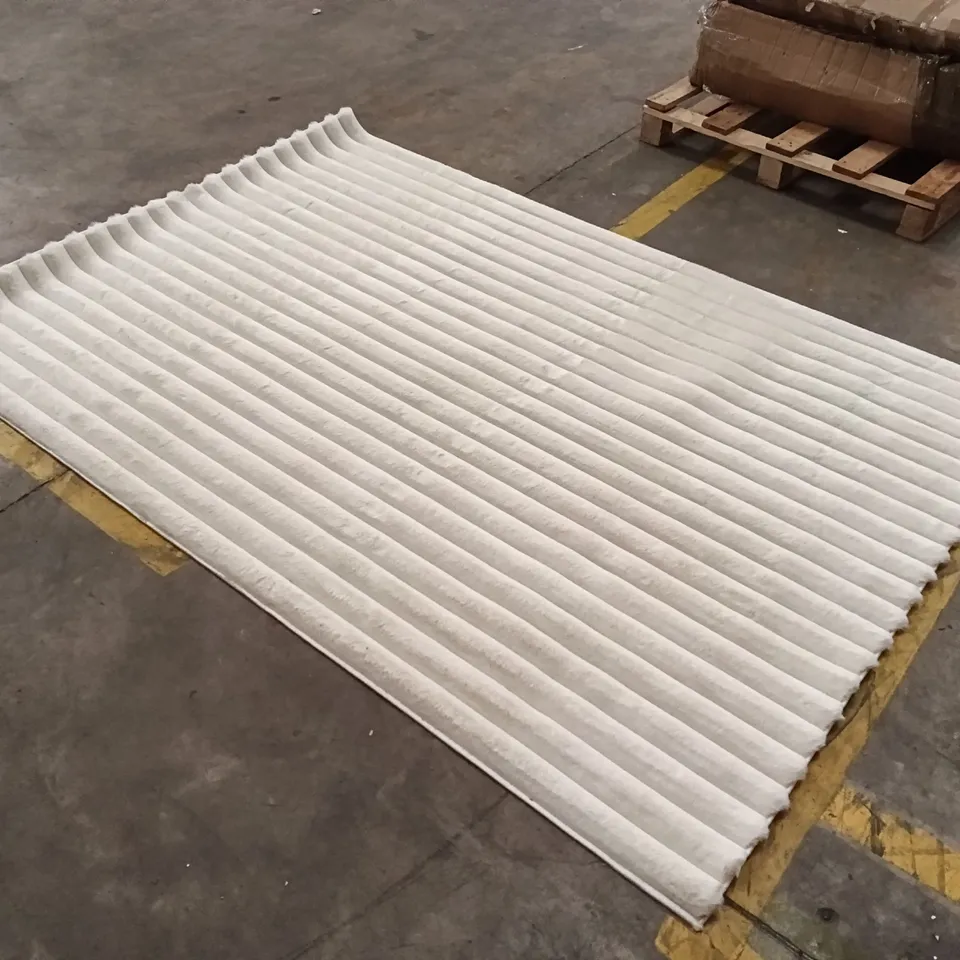 QUALITY DESIGNER AREA RUG - APPROXIMATELY 230CM X 160CM