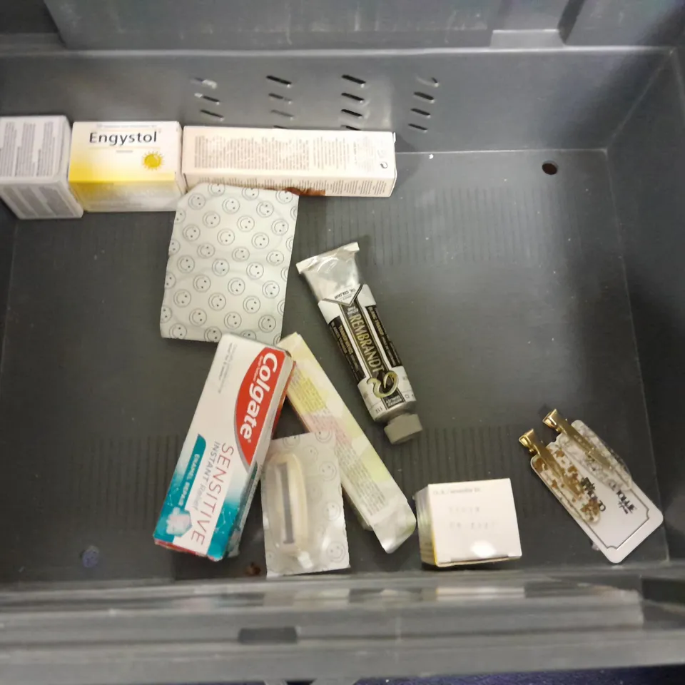 LOT OF ASSORTED HEALTH AND BEAUTY ITEMS TO INCLUDE DR SQUATCH SOAP, CERAVE OIL CLEANSER AND DEEP BLUE RUB