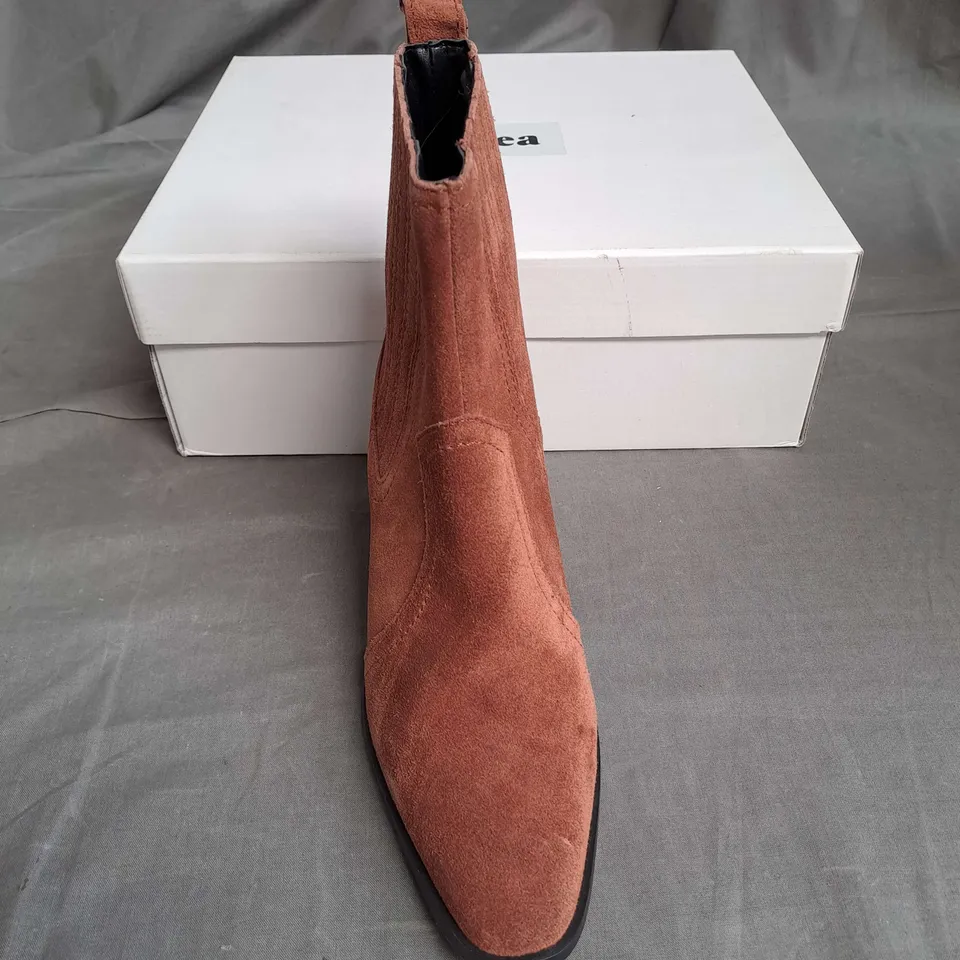BOXED PAIR OF FARES ANKLE BOOTS IN BROWN SUEDE SIZE 4