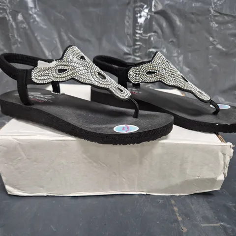 BOXED PAIR OF SKECHERS SANDALS IN BLACK SIZE 6