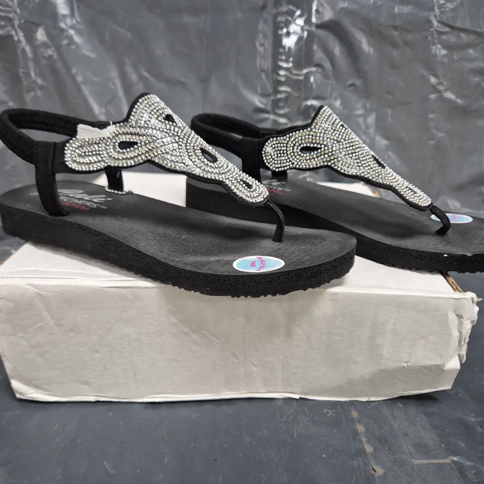 BOXED PAIR OF SKECHERS SANDALS IN BLACK SIZE 6