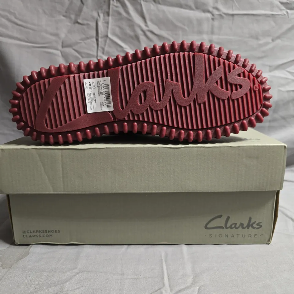 BOXED PAIR OF CLARKS SIGNATURE TORHILL BEE FLATFORM SHOES IN BURGUNDY SIZE 6