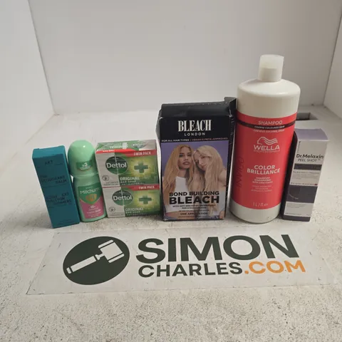 APPROXIMATELY 15 ASSORTED HEALTH & BEAUTY PRODUCTS TO INCLUDE FENTY WELLA COLOUR BRILLIANCE SHAMPOO, DR.MEXALIN PEEL SHOT, DETTOL SOAP BAR, ETC - COLLECTION ONLY