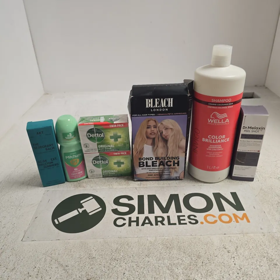 APPROXIMATELY 15 ASSORTED HEALTH & BEAUTY PRODUCTS TO INCLUDE FENTY WELLA COLOUR BRILLIANCE SHAMPOO, DR.MEXALIN PEEL SHOT, DETTOL SOAP BAR, ETC - COLLECTION ONLY