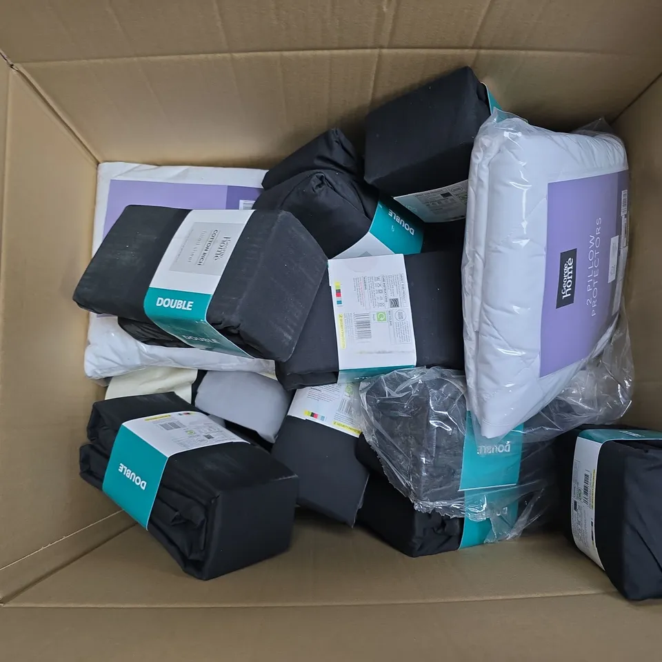 APPROXIMATELY 20 ASSORTED BEDDING ITEMS TO INCLUDE PILLOW PROTECTORS, FITTED SHEETS - COLLECTION ONLY 