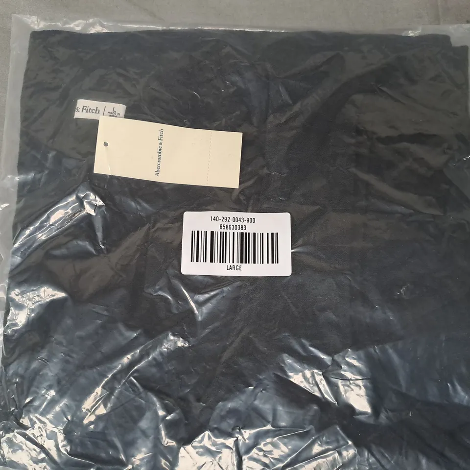 ABERCROMBIE & FITCH T-SHIRT IN BLACK SIZE LARGE
