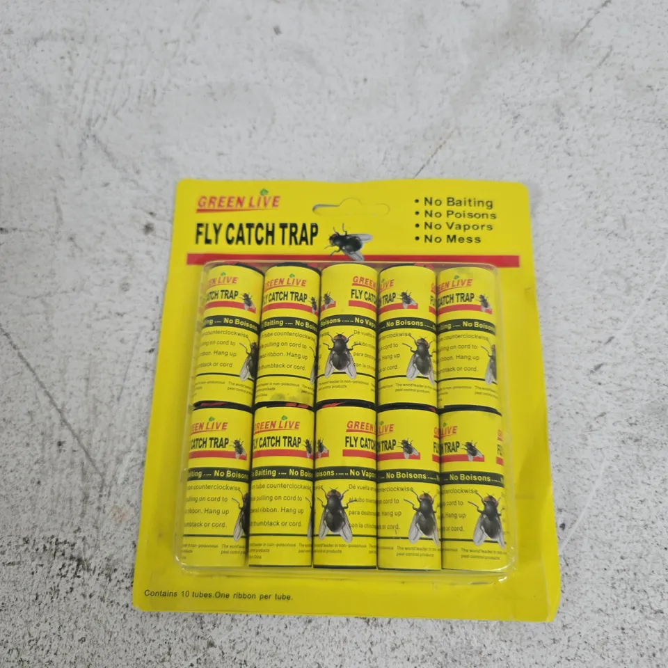 APPROXIMATELY 12 ASSORTED HOUSEHOLD ITEMS INCLUDING SUPER BRIGHT BATHROOM CLEANERS AND GREEN LIVE FLY CATCH TRAP