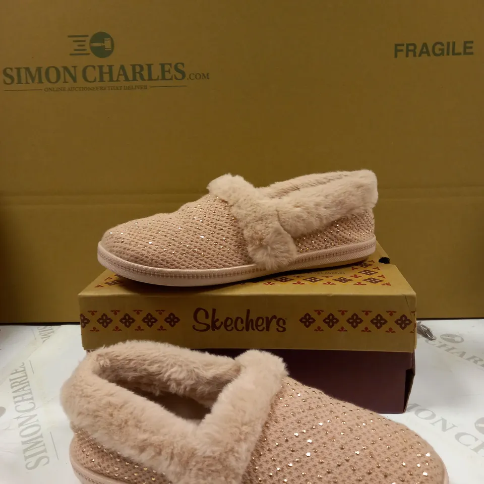 BOXED PAIR SKECHERS COZY SLIPPERS IN LIGHT PINK SIZE 4.5