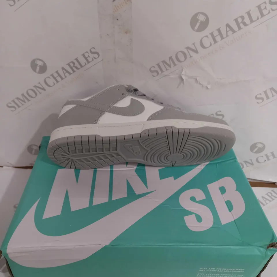 BOXED PAIR OF NIKE SB DUNKS IN GREY SIZE 5.5
