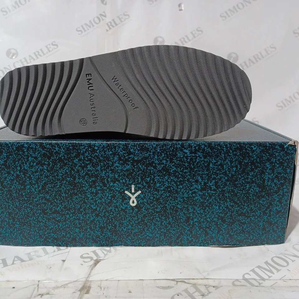BOXED PAIR OF EMU AUSTRALIA GRAVELLY BOOTS IN CHARCOAL SIZE 6