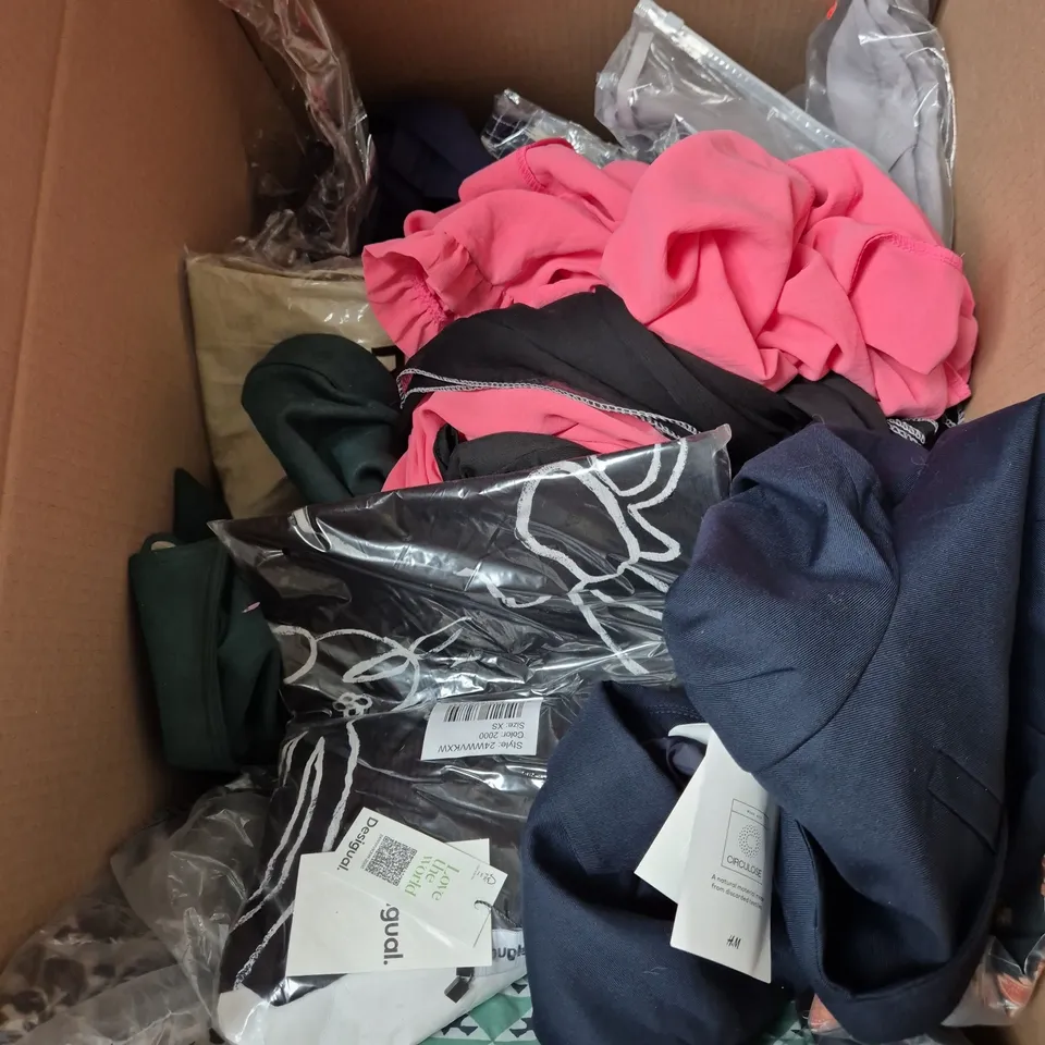 APPROXIMATELY 20 ASSORTED CLOTHING ITEMS IN VARIOUS SIZES AND STYLES TO INCLUDE - JEANS, TOPS, SWIMWEAR, ETC
