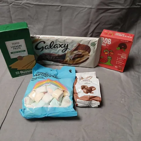 NINE ASSORTED PRODUCTS TO INCLUDE; BOB SNAIL ROLL, THORNTONS FUDGE BROWNIE, MARSHMALLOWS AND TESCO LASAGNE PASTA