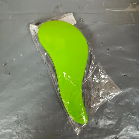 APPROXIMATELY 20 PLASTIC HAIRBRUSHES IN GREEN/BLACK