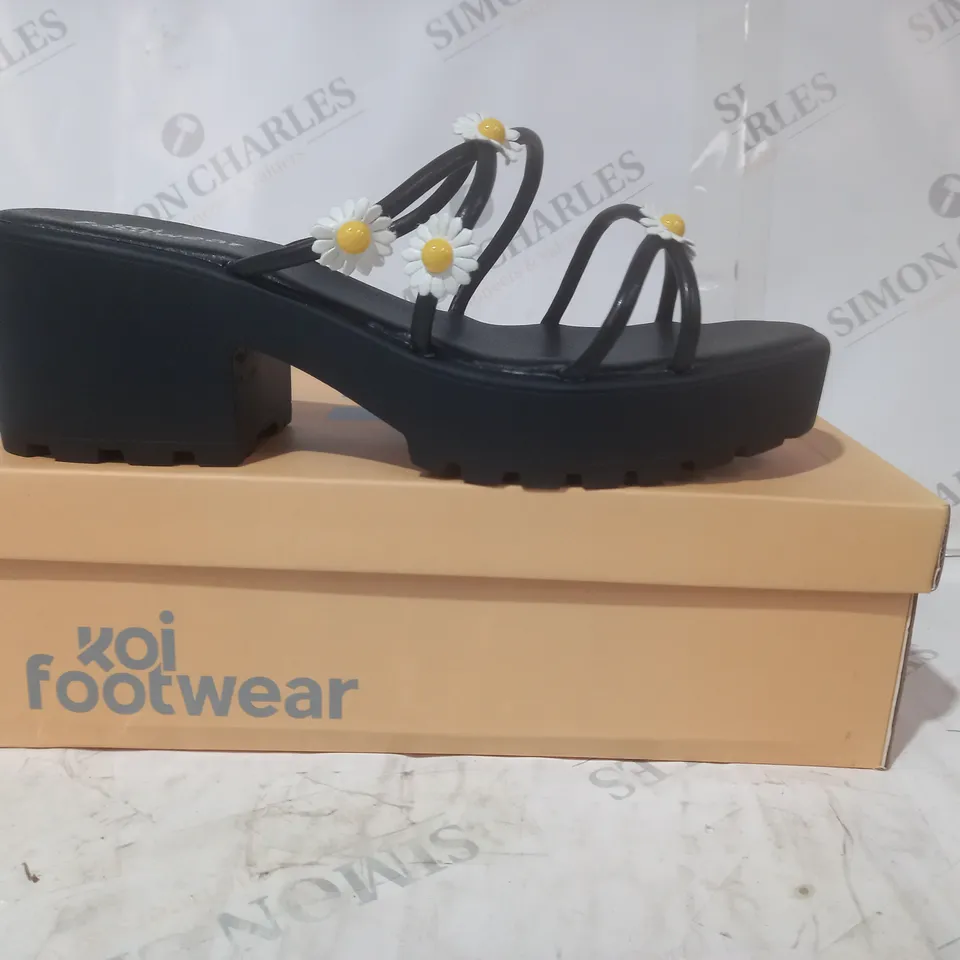 BRAND NEW BOXED PAIR OF KOI VEGAN LEATHER BLOOMING DAISY OASIS STRAPPY SLIDERS IN BLACK UK SIZE 10
