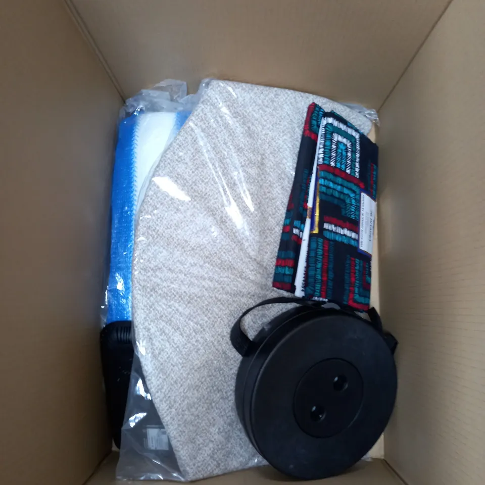 BOX OF APPROXIMATELY 10 HOUSEHOLD ITEMS TO INCLUDE - ALINK GLASS JARS - SASS & BELLE SPOTTED SUITCASE TRIO - EMU SUPER CHUNKY YARN - ETC