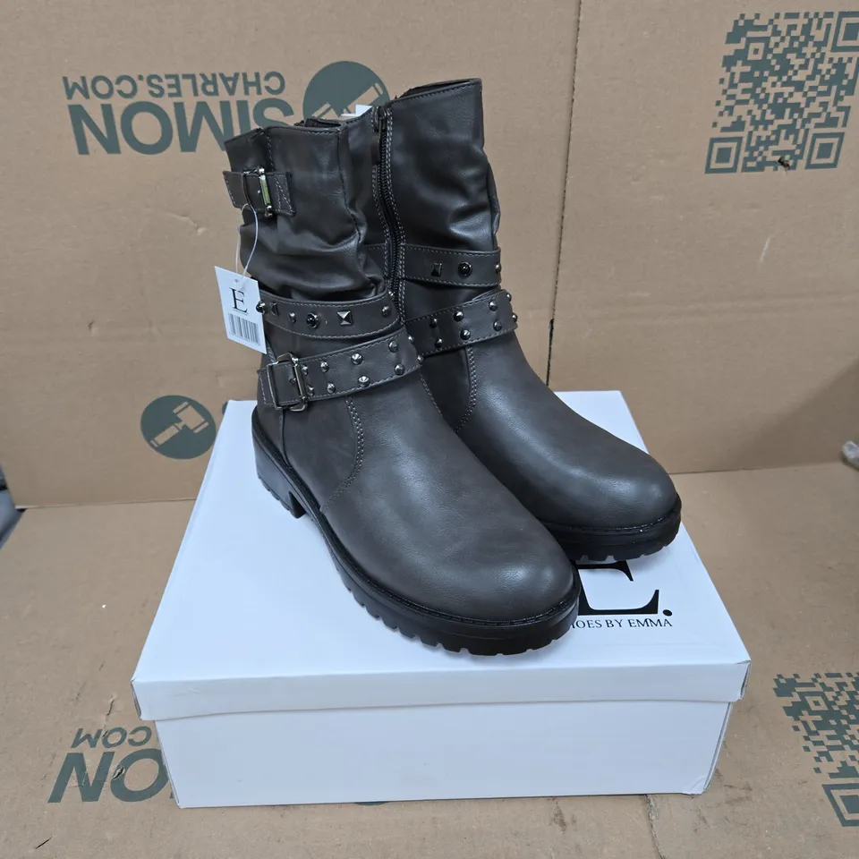 E. SHOES BY EMMA ANTONIA GREY ANKLE BOOTS – UK 4