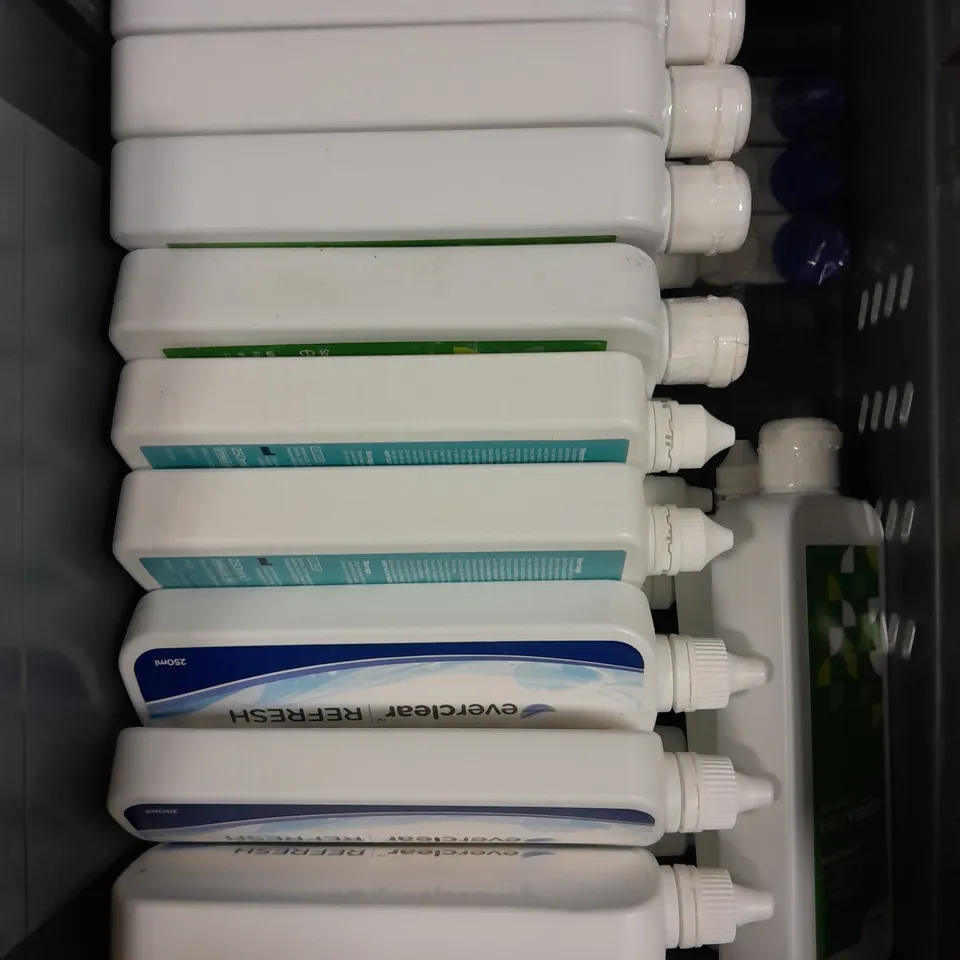 APPROXIMATELY 25 ASSORTED CONTACT LENS ACCESSORIES TO INCLUDE CASES & SOLUTION