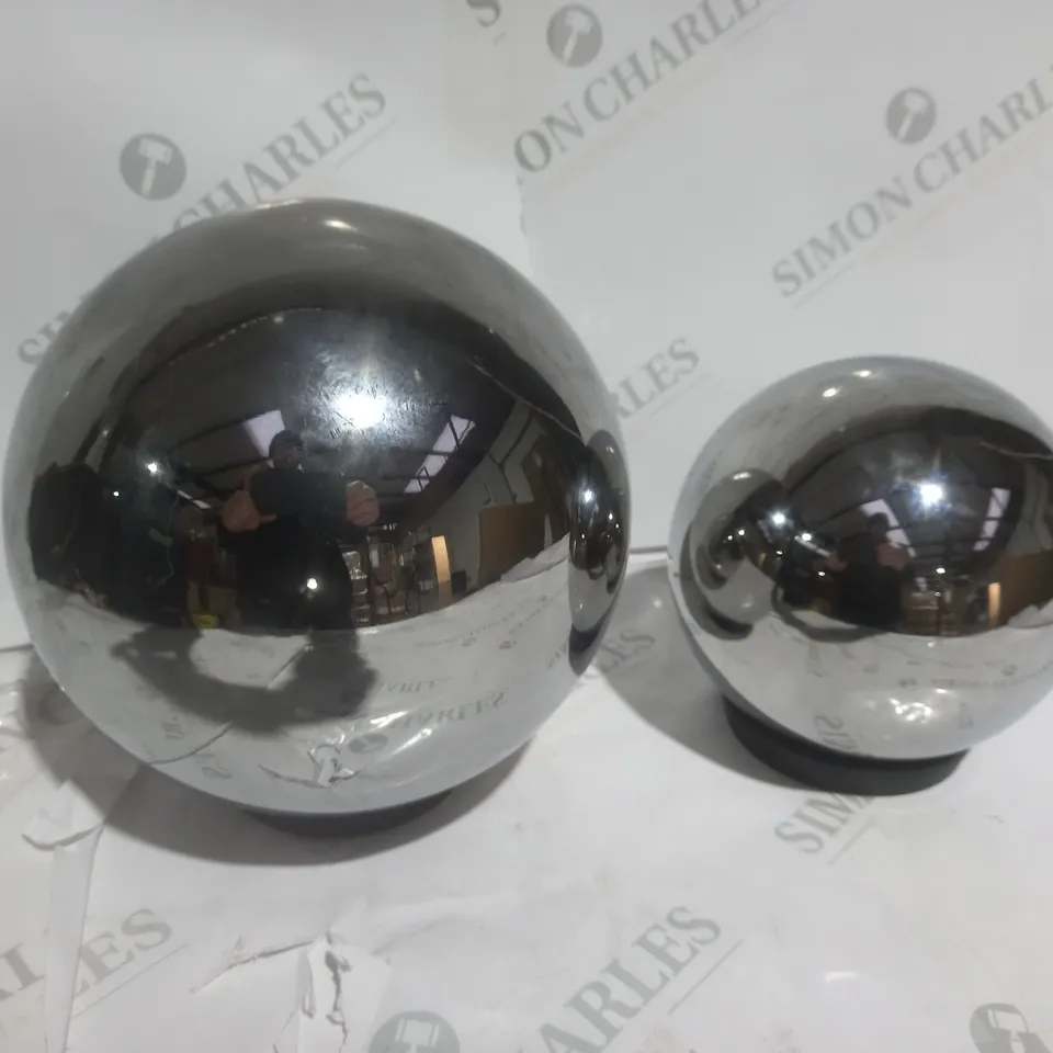KELLY HOPPEN SET OF 2 INDOOR OUTDOOR PRELIT GLASS DECOR, REFLECTIVE ORBS