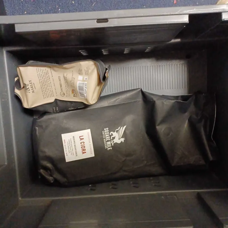 BOX OF APPROX 5 ITEMS TO INCLUDE BARISTA COFFEE COLLECTION, MARLEY MISTY MORNING COFFEE, HOT NUMBERS BODY AND SOUL COFFEE