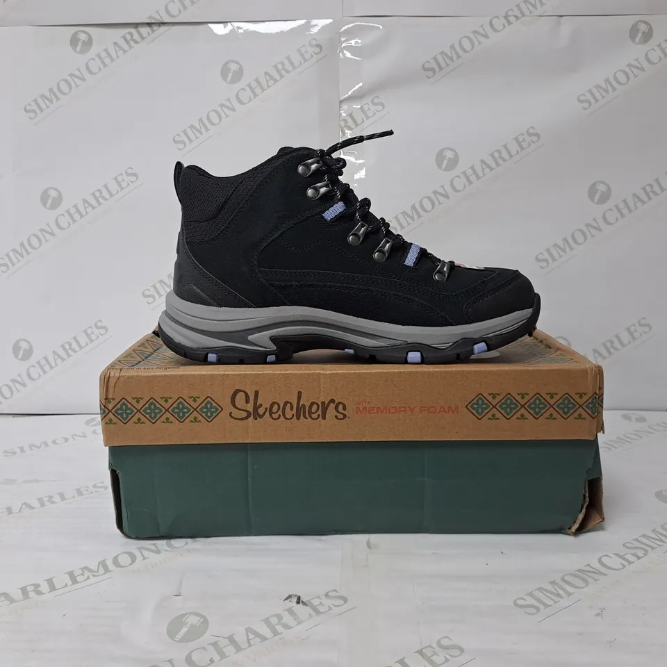 BOXED PAIR OF SKECHERS TREGO ALPINE TRAIL WATERPROOF BOOTS IN BLACK SIZE 5.5