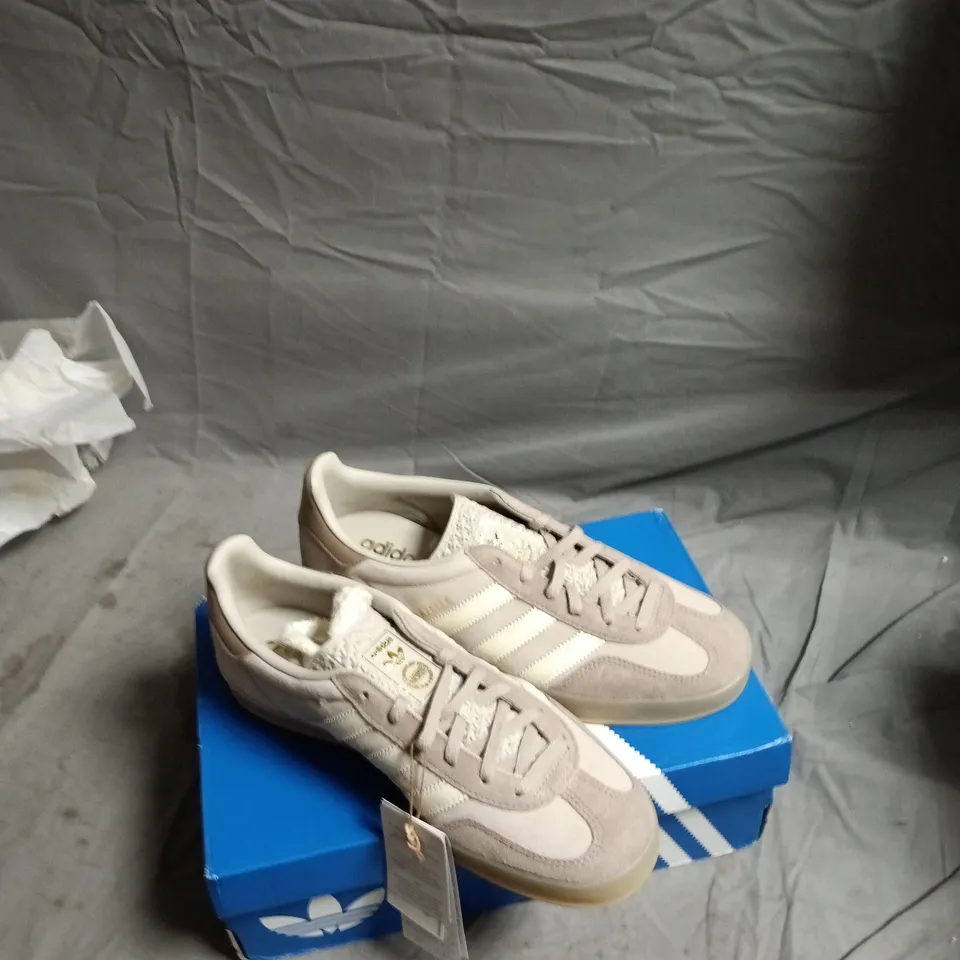 ADIDAS GAZELLE INDOOR W WOMEN'S SNEAKERS – UK 7 1/2 (US 9), BEIGE/ GUM