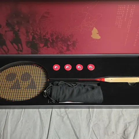 BADMINTON RACKET SET IN PRESENTATION CASE