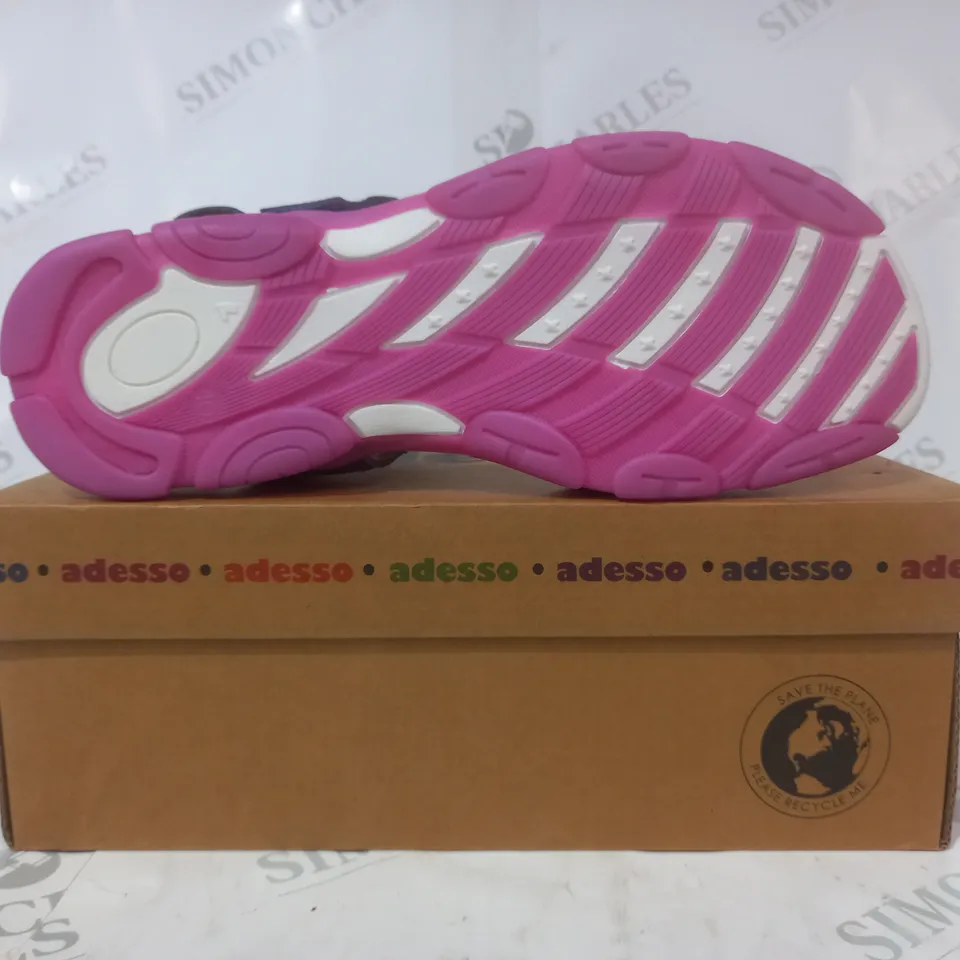 BOXED PAIR OF ADESSO OPEN TOE SANDALS IN PURPLE/PINK SIZE 7