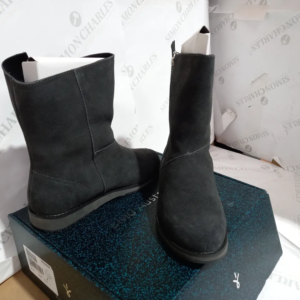 BOXED PAIR OF EMU DARK GREY BEACH BOOT  - SIZE 5