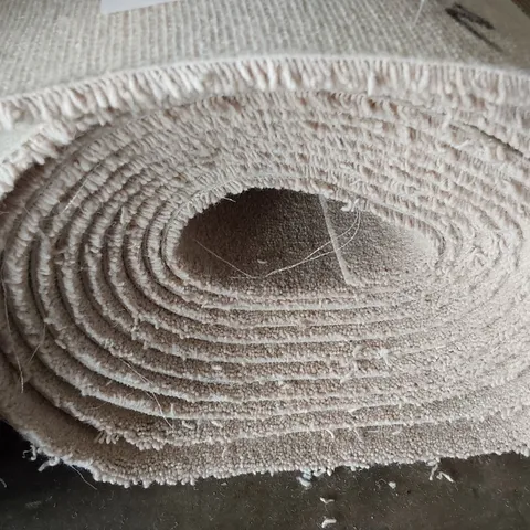 ROLL OF QUALITY LINGDALE ELITE RYLESTONE CARPET APPROXIMATELY 4M × 7.43M