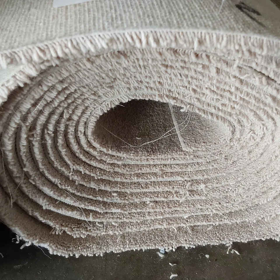 ROLL OF QUALITY LINGDALE ELITE RYLESTONE CARPET APPROXIMATELY 4M × 7.43M